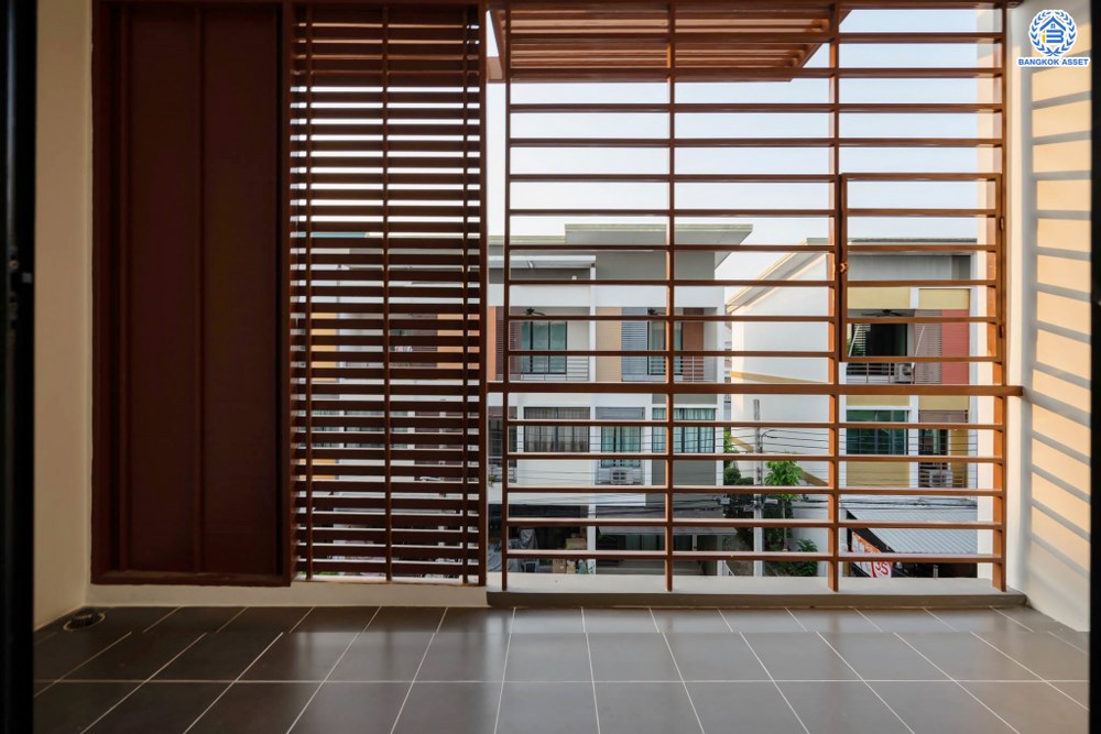 บ้านมือสองตกแต่งใหม่ โครงการ ซิกเนเจอร์ กัลปพฤกษ์ เนื้อที่ 17.10 ตร.ว. ฟังก์ชัน 3 ห้องนอน 3 ห้องน้ำ 2 ที่จอดรถ บ้านสูง 3 ชั้น ภายในกว้าง พื้นที่ใช้สอยเยอะ บนทำเลเดินทางสะดวก ติดถนนกัลปพฤกษ์ เชื่อมต่อกาญจนาภิเษก ใกล้รถไฟฟ้าสายสีน้ำเงิน "สถานีหลักสอง"...